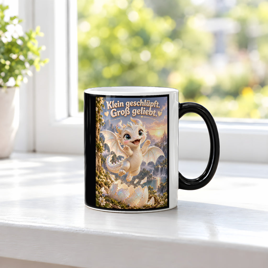 Erstes Funkeln – Drachen-Tasse. Spruch: Klein geschlüpft. Groß geliebt. Black Edition mit Wärmeeffekt. 3 FENSTER HEISS.