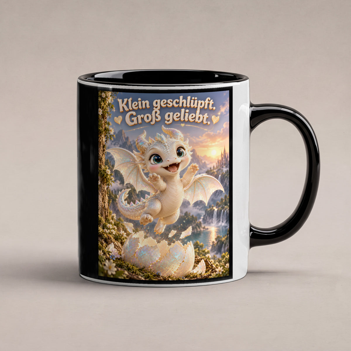 Erstes Funkeln – Drachen-Tasse. Spruch: Klein geschlüpft. Groß geliebt. Innen schwarz. 1 STUDIO.