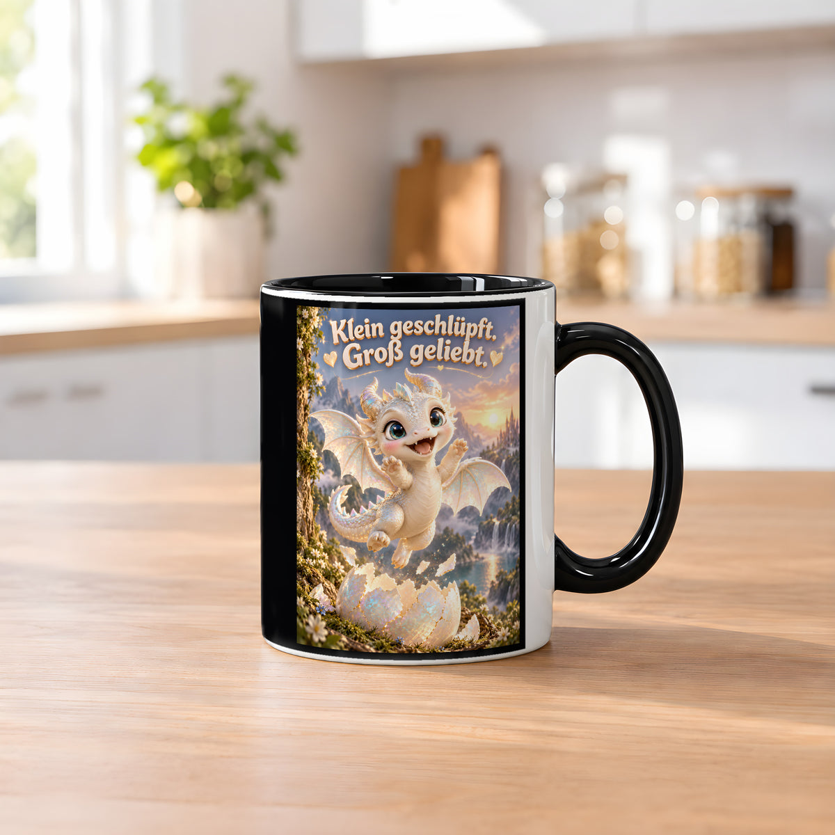 Erstes Funkeln – Drachen-Tasse. Spruch: Klein geschlüpft. Groß geliebt. Innen schwarz. 2 KUECHE.