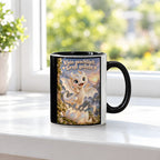 Erstes Funkeln – Drachen-Tasse. Spruch: Klein geschlüpft. Groß geliebt. Innen schwarz. 3 FENSTER.