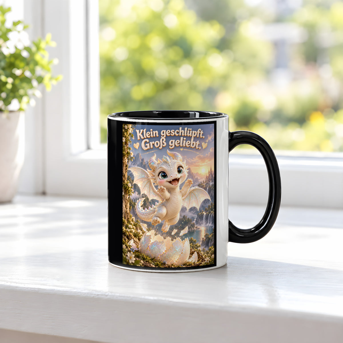 Erstes Funkeln – Drachen-Tasse. Spruch: Klein geschlüpft. Groß geliebt. Innen schwarz. 3 FENSTER.