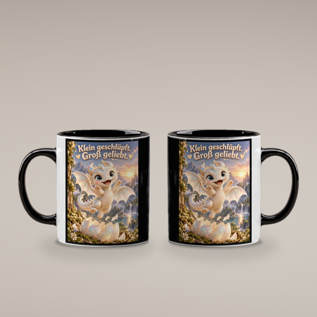 Erstes Funkeln – Drachen-Tasse. Spruch: Klein geschlüpft. Groß geliebt. Innen schwarz. 4 BEIDE SEITEN.
