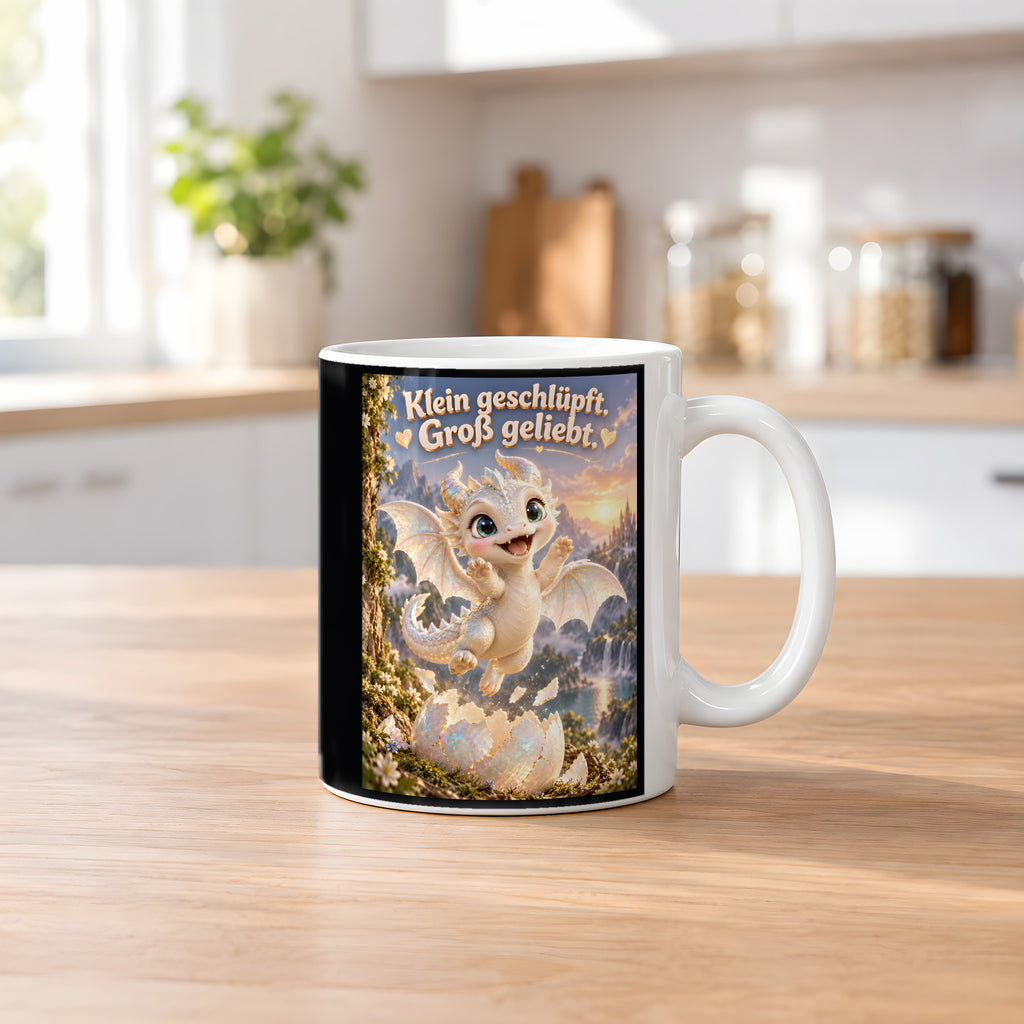 Erstes Funkeln – Drachen-Tasse. Spruch: Klein geschlüpft. Groß geliebt. Weiß. 2 KUECHE.