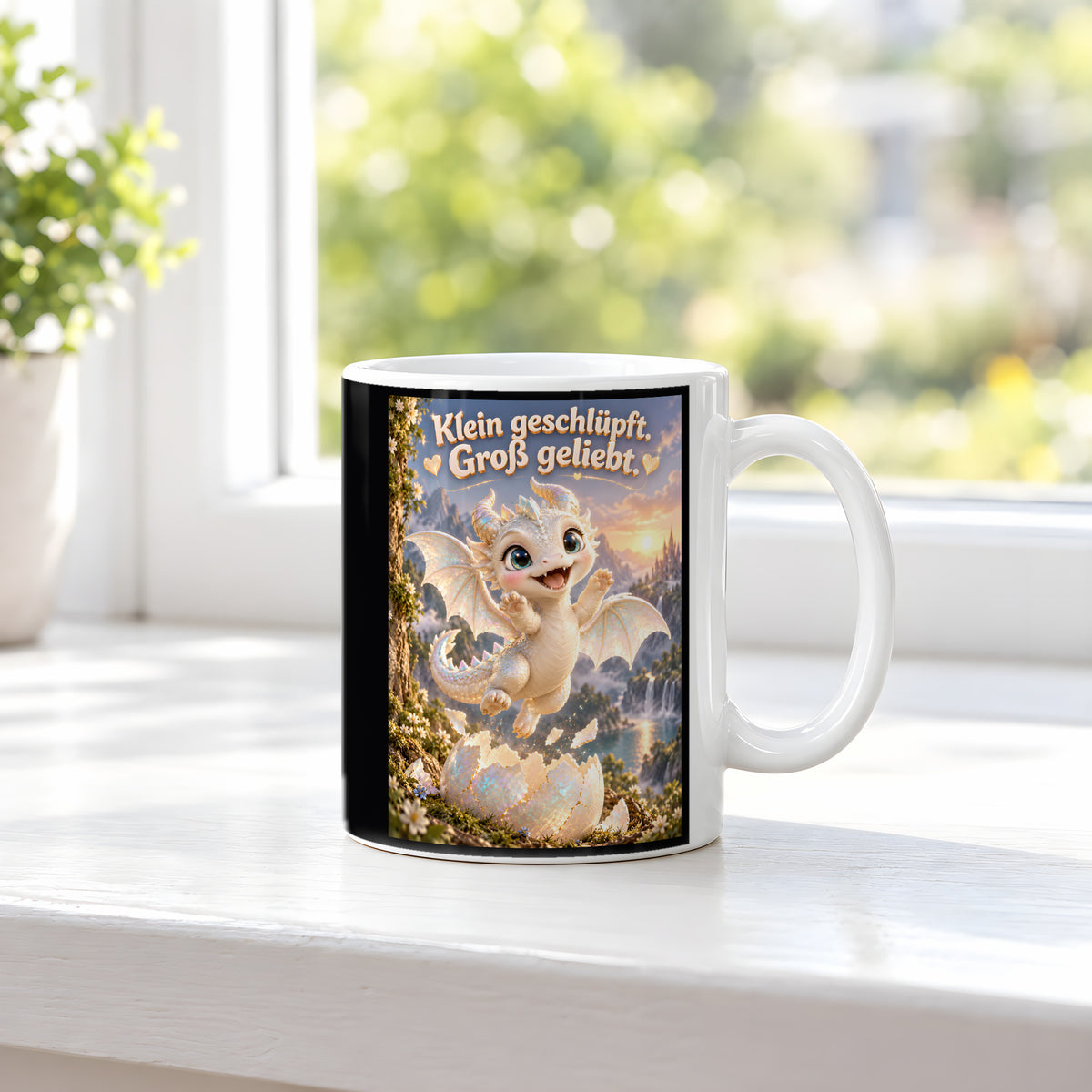 Erstes Funkeln – Drachen-Tasse. Spruch: Klein geschlüpft. Groß geliebt. Weiß. 3 FENSTER.