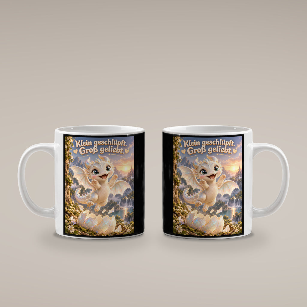 Erstes Funkeln – Drachen-Tasse. Spruch: Klein geschlüpft. Groß geliebt. Weiß. 4 BEIDE SEITEN.