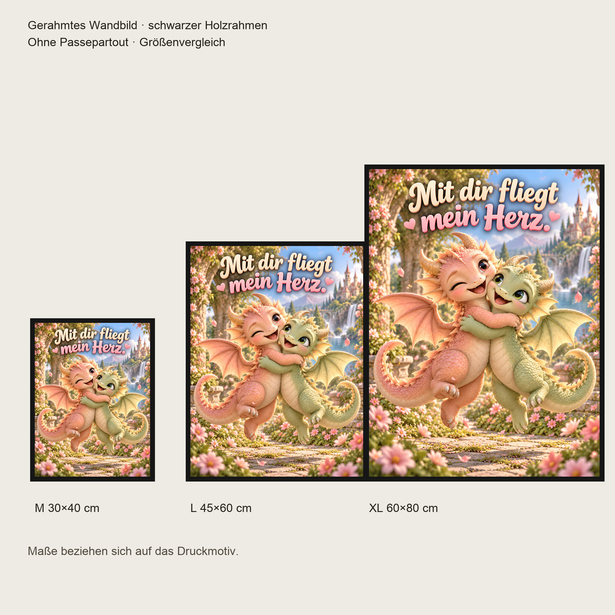 Drachenliebe – Drachen-Wandbild mit Rahmen. Spruch: Mit dir fliegt mein Herz. Größenvergleich. Schwarzer Holzrahmen ohne Passepartout. 4 GROESSEN