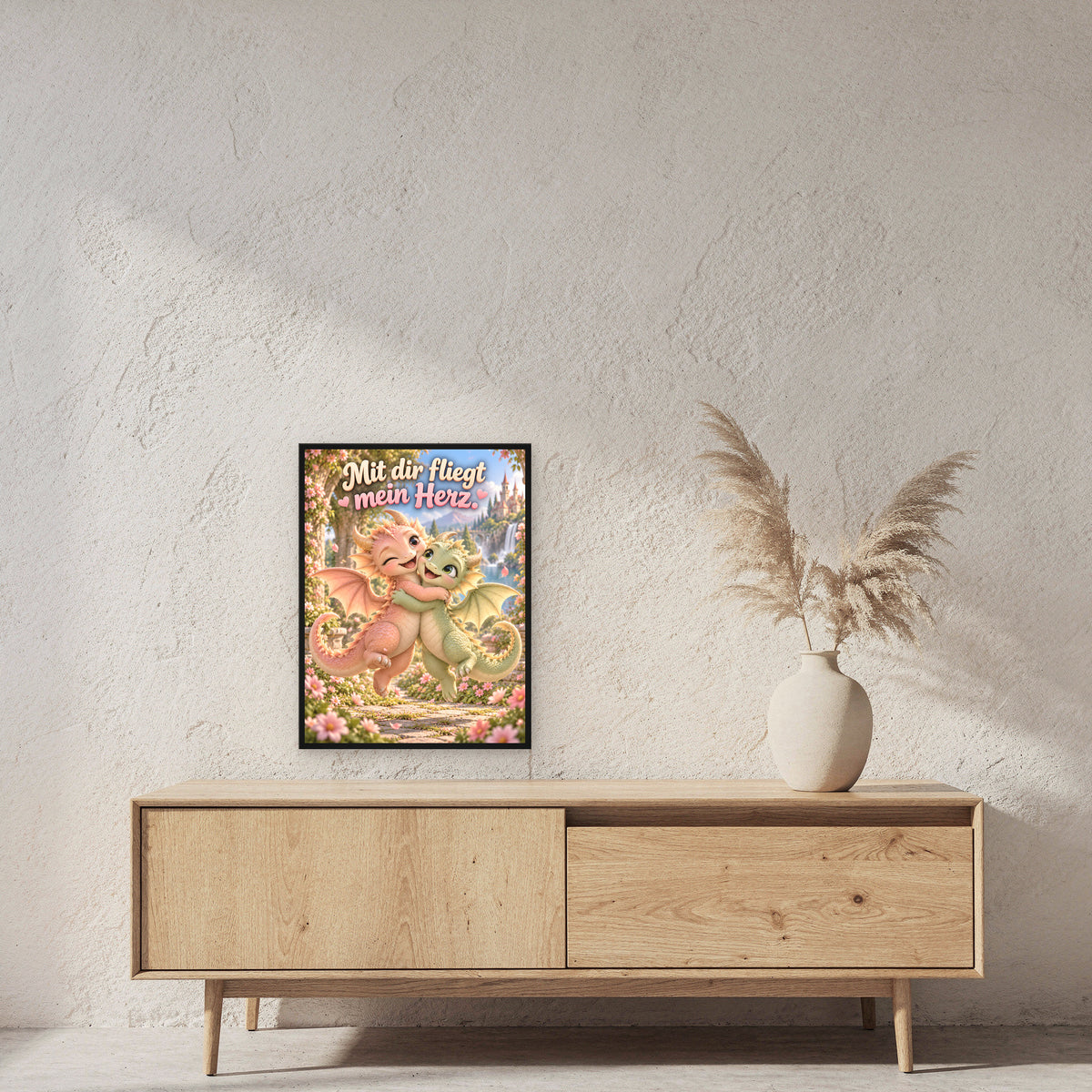 Drachenliebe – Drachen-Wandbild mit Rahmen. Spruch: Mit dir fliegt mein Herz. 45×60 cm. Schwarzer Holzrahmen ohne Passepartout. 2 RAUM 45x60cm