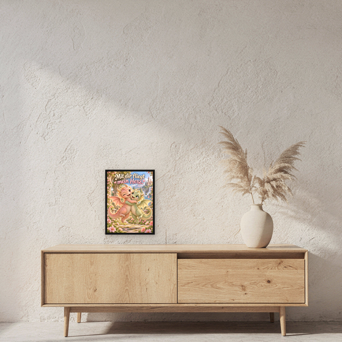 Drachenliebe – Drachen-Wandbild mit Rahmen. Spruch: Mit dir fliegt mein Herz. 30×40 cm. Schwarzer Holzrahmen ohne Passepartout. 2 RAUM 30x40cm