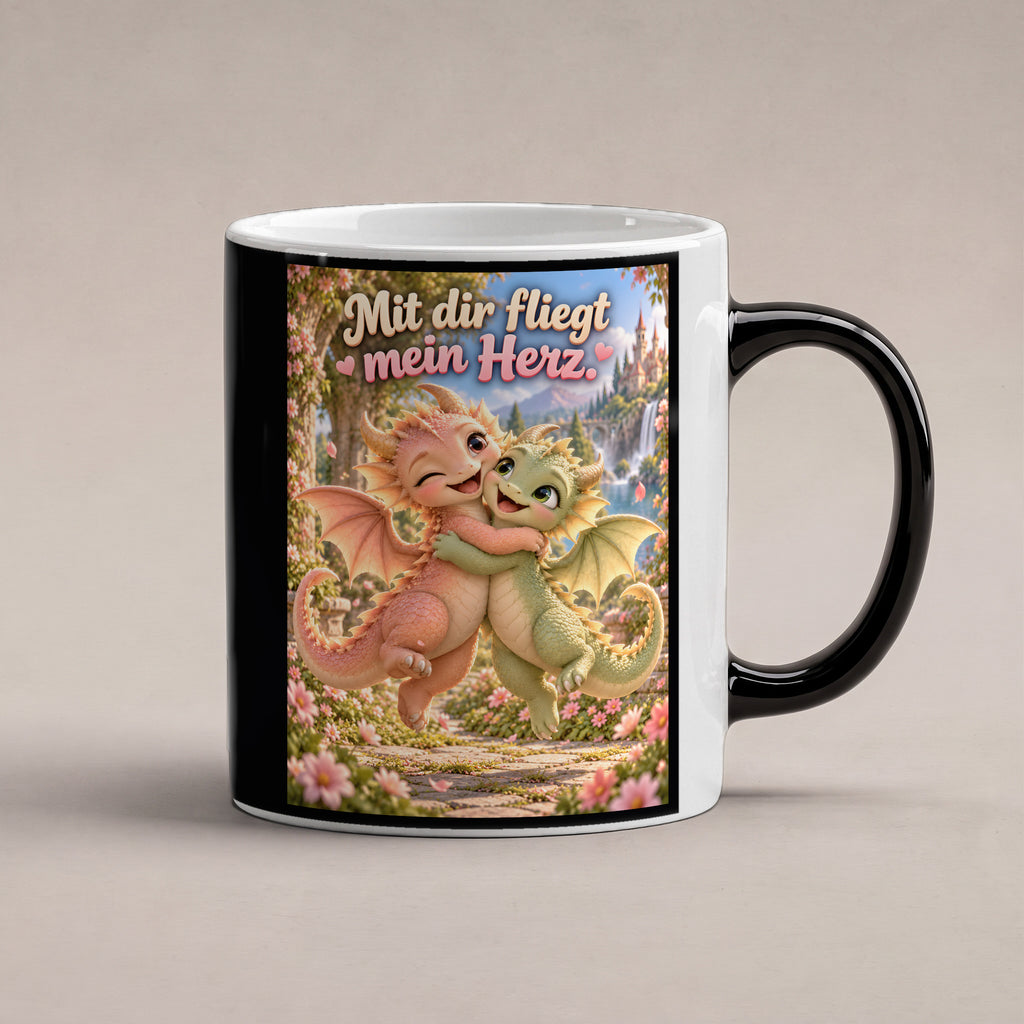 Drachenliebe – Drachen-Tasse. Spruch: Mit dir fliegt mein Herz. Black Edition mit Wärmeeffekt. 1 STUDIO HEISS.