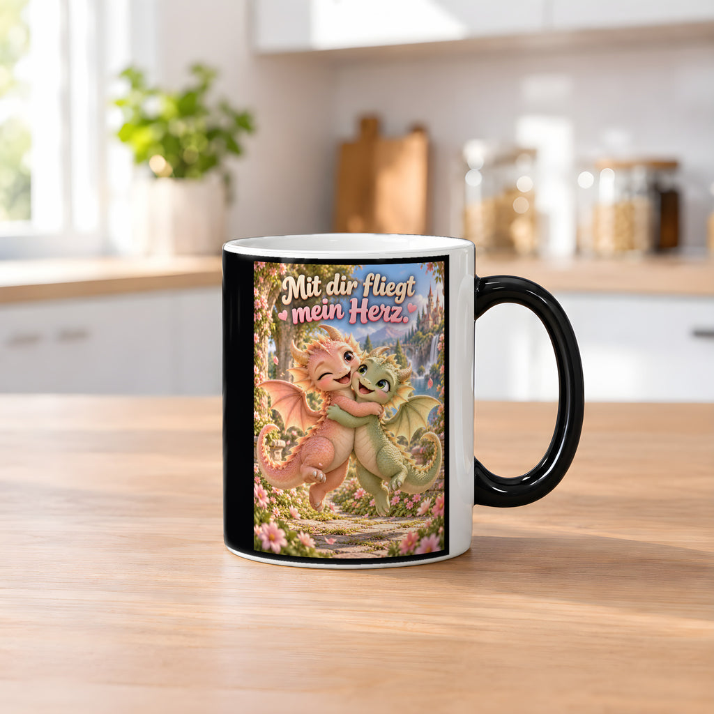 Drachenliebe – Drachen-Tasse. Spruch: Mit dir fliegt mein Herz. Black Edition mit Wärmeeffekt. 2 KUECHE HEISS.
