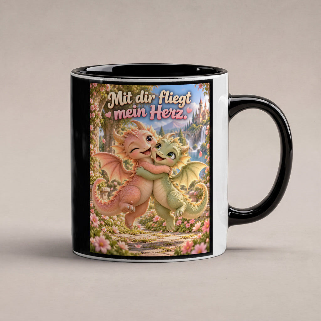Drachenliebe – Drachen-Tasse. Spruch: Mit dir fliegt mein Herz. Innen schwarz. 1 STUDIO.