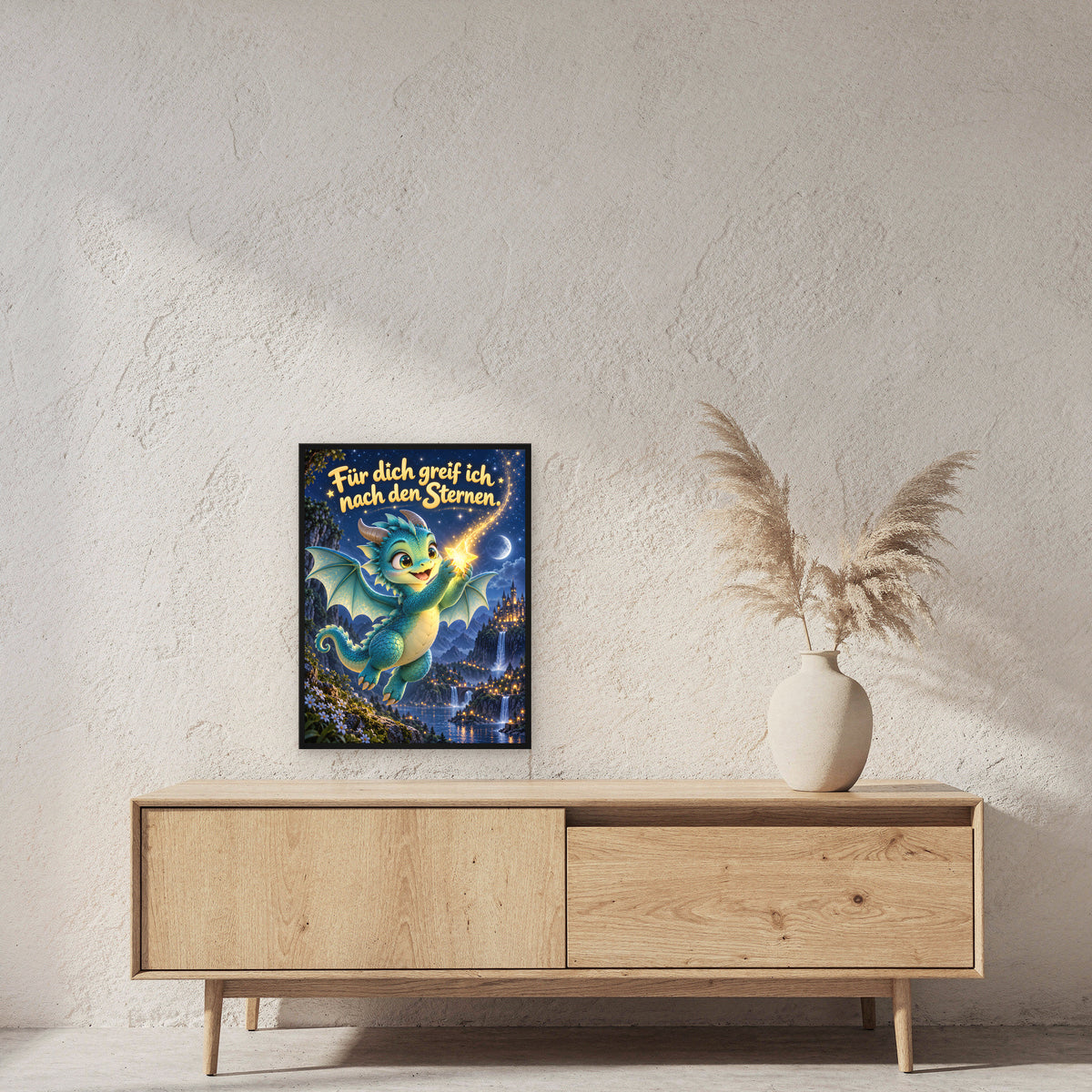 Sternenhüter – Drachen-Wandbild mit Rahmen. Spruch: Für dich greif ich nach den Sternen. 45×60 cm. Schwarzer Holzrahmen ohne Passepartout. 2 RAUM 45x60cm