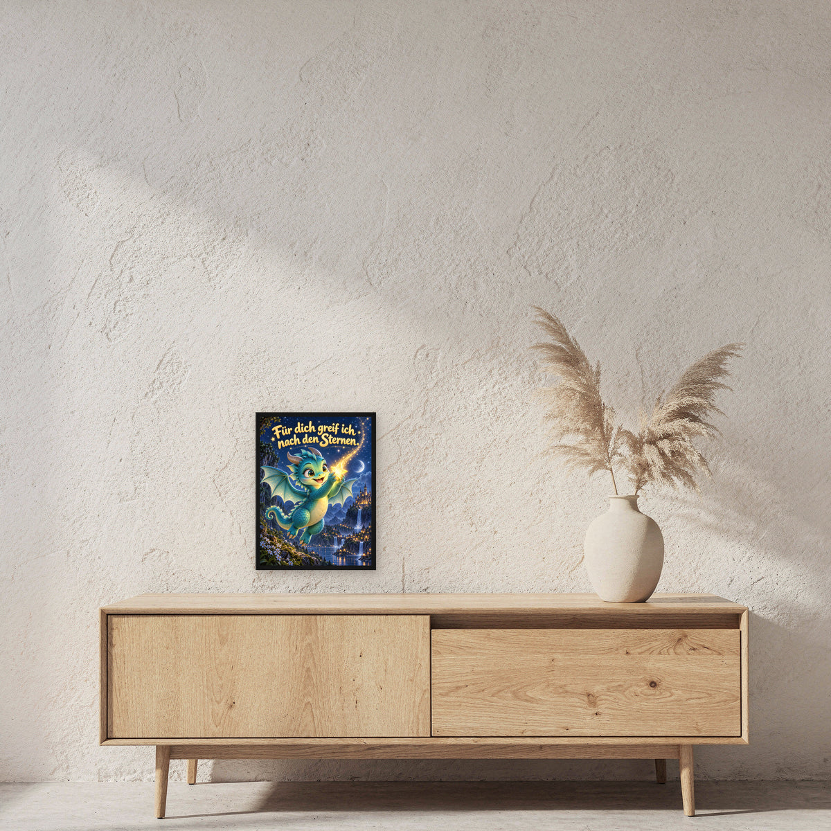 Sternenhüter – Drachen-Wandbild mit Rahmen. Spruch: Für dich greif ich nach den Sternen. 30×40 cm. Schwarzer Holzrahmen ohne Passepartout. 2 RAUM 30x40cm