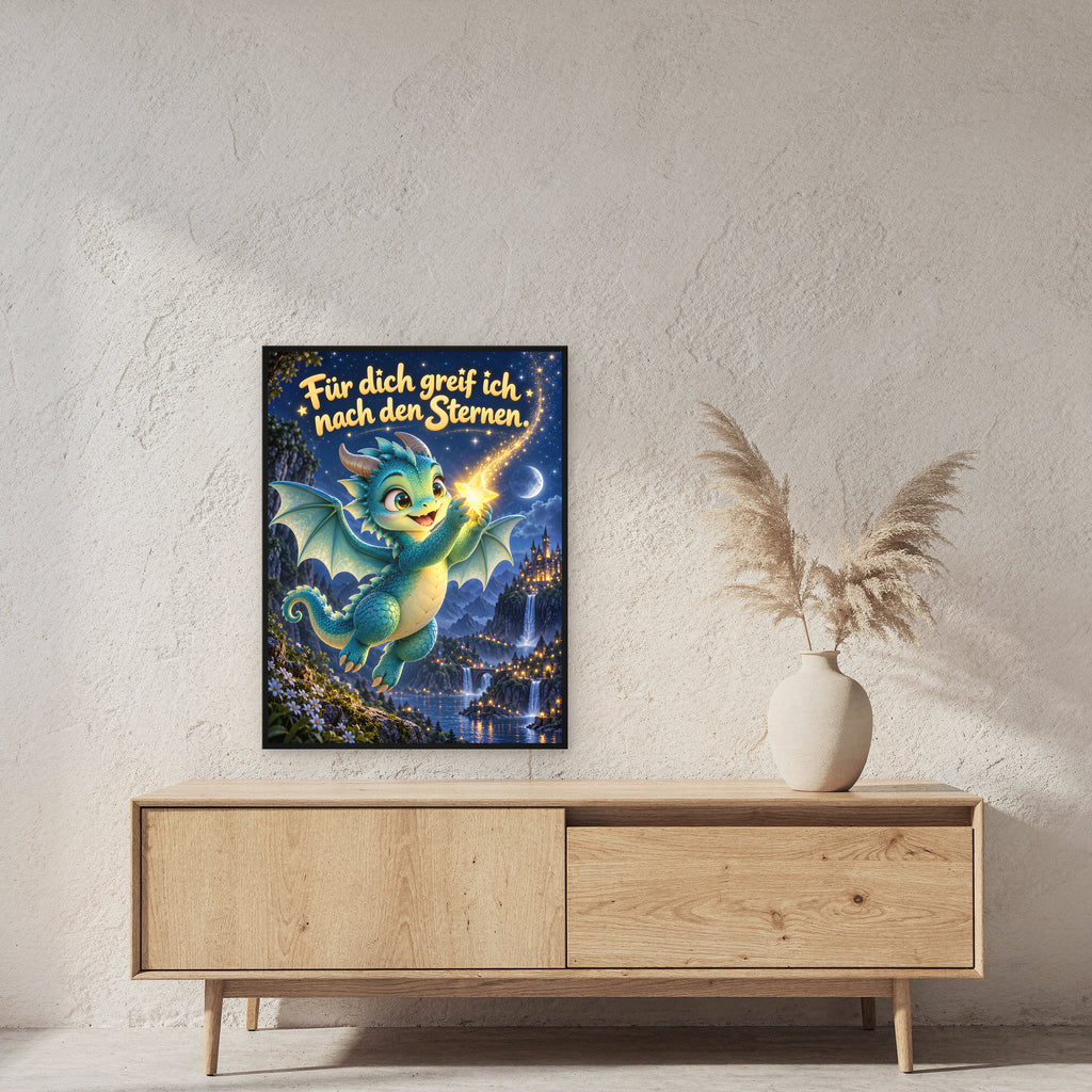 Sternenhüter – Drachen-Wandbild mit Rahmen. Spruch: Für dich greif ich nach den Sternen. 60×80 cm. Schwarzer Holzrahmen ohne Passepartout. 2 RAUM 60x80cm
