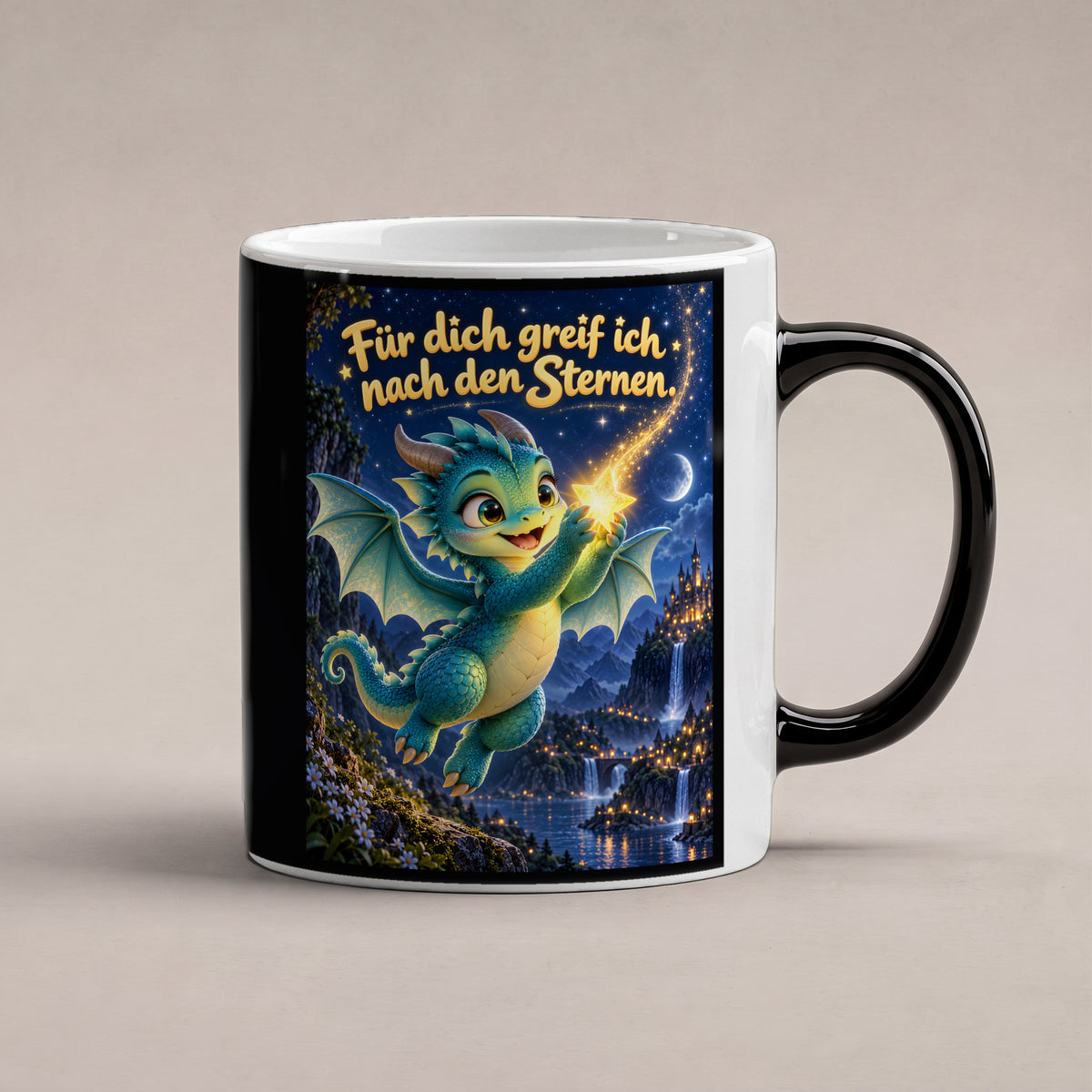 Sternenhüter – Drachen-Tasse. Spruch: Für dich greif ich nach den Sternen. Black Edition mit Wärmeeffekt. 1 STUDIO HEISS.