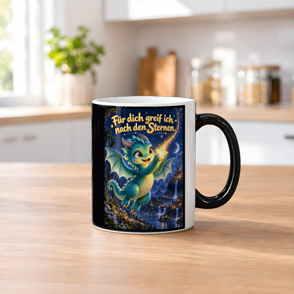 Sternenhüter – Drachen-Tasse. Spruch: Für dich greif ich nach den Sternen. Black Edition mit Wärmeeffekt. 2 KUECHE HEISS.