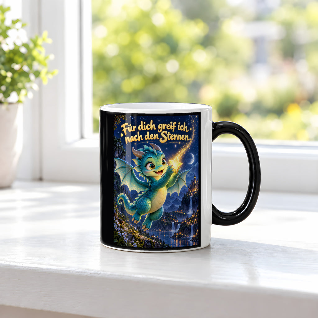 Sternenhüter – Drachen-Tasse. Spruch: Für dich greif ich nach den Sternen. Black Edition mit Wärmeeffekt. 3 FENSTER HEISS.