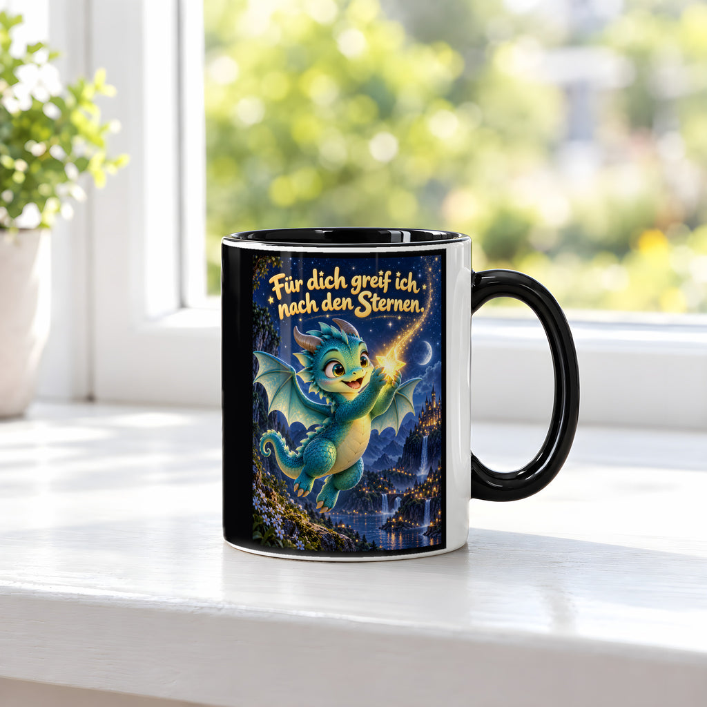 Sternenhüter – Drachen-Tasse. Spruch: Für dich greif ich nach den Sternen. Innen schwarz. 3 FENSTER.
