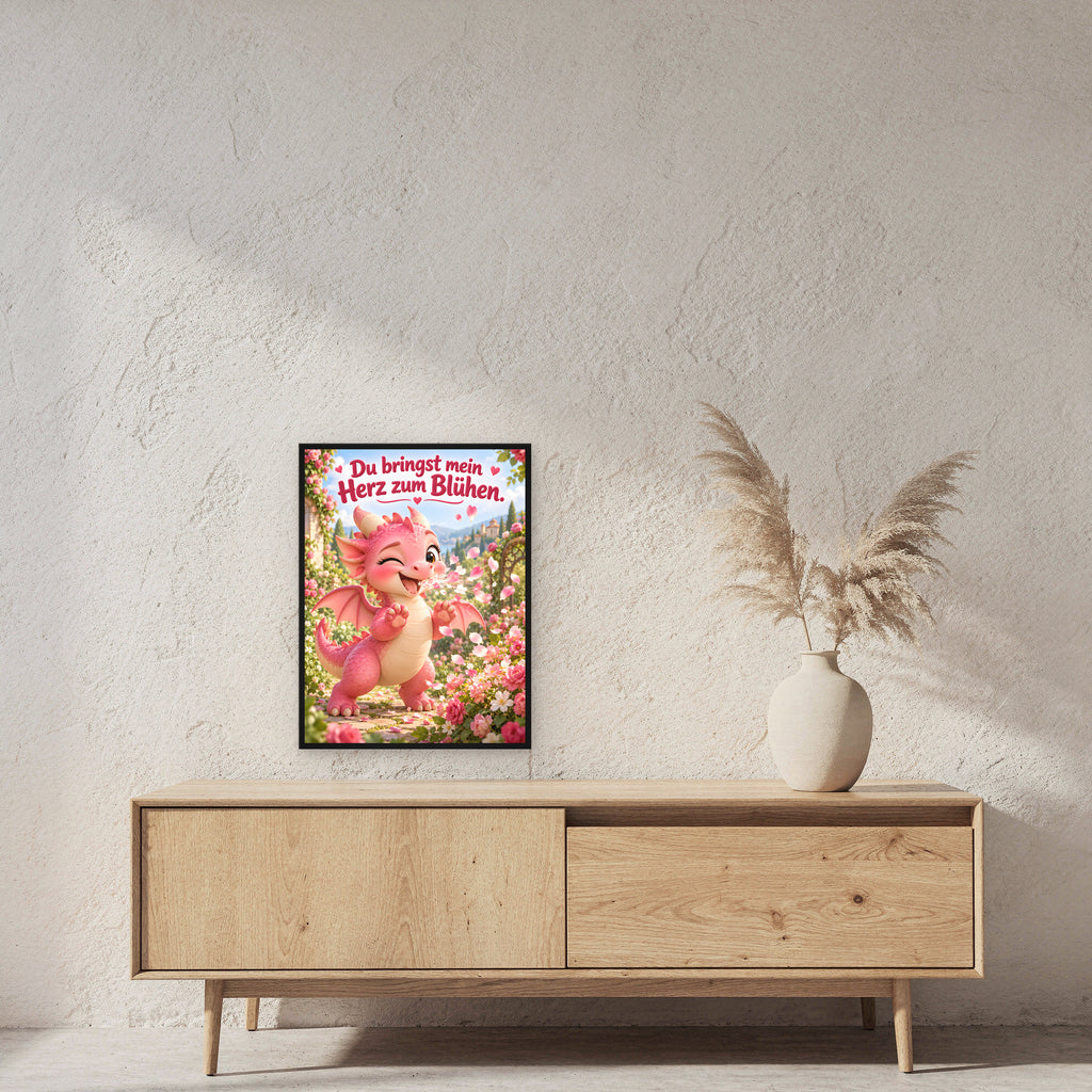 Blütendrache – Drachen-Wandbild mit Rahmen. Spruch: Du bringst mein Herz zum Blühen. 45×60 cm. Schwarzer Holzrahmen ohne Passepartout. 2 RAUM 45x60cm