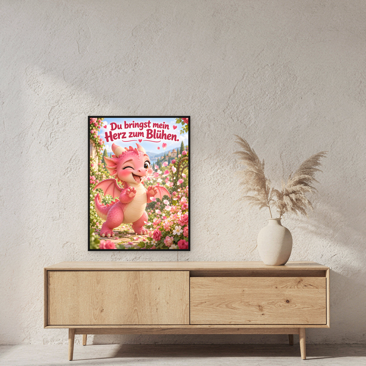 Blütendrache – Drachen-Wandbild mit Rahmen. Spruch: Du bringst mein Herz zum Blühen. 60×80 cm. Schwarzer Holzrahmen ohne Passepartout. 2 RAUM 60x80cm