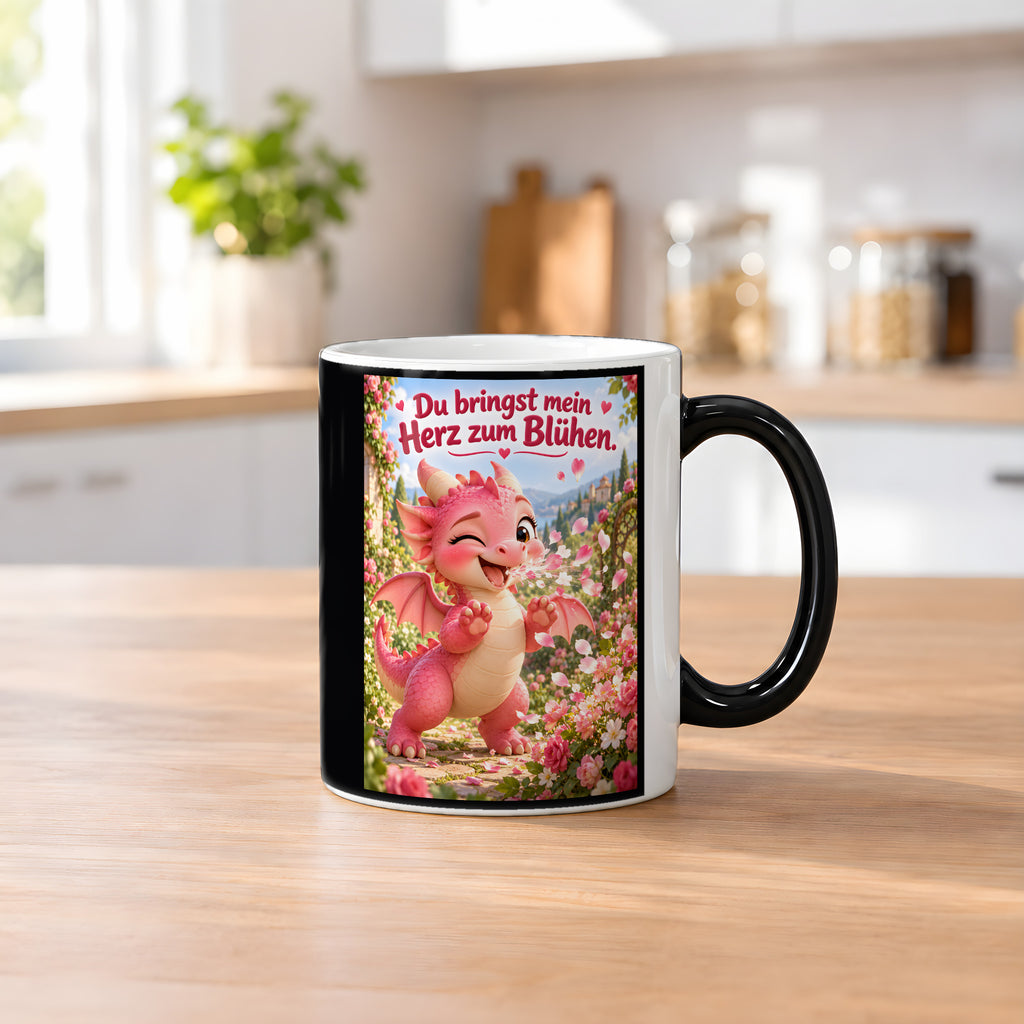 Blütendrache – Drachen-Tasse. Spruch: Du bringst mein Herz zum Blühen. Black Edition mit Wärmeeffekt. 2 KUECHE HEISS.