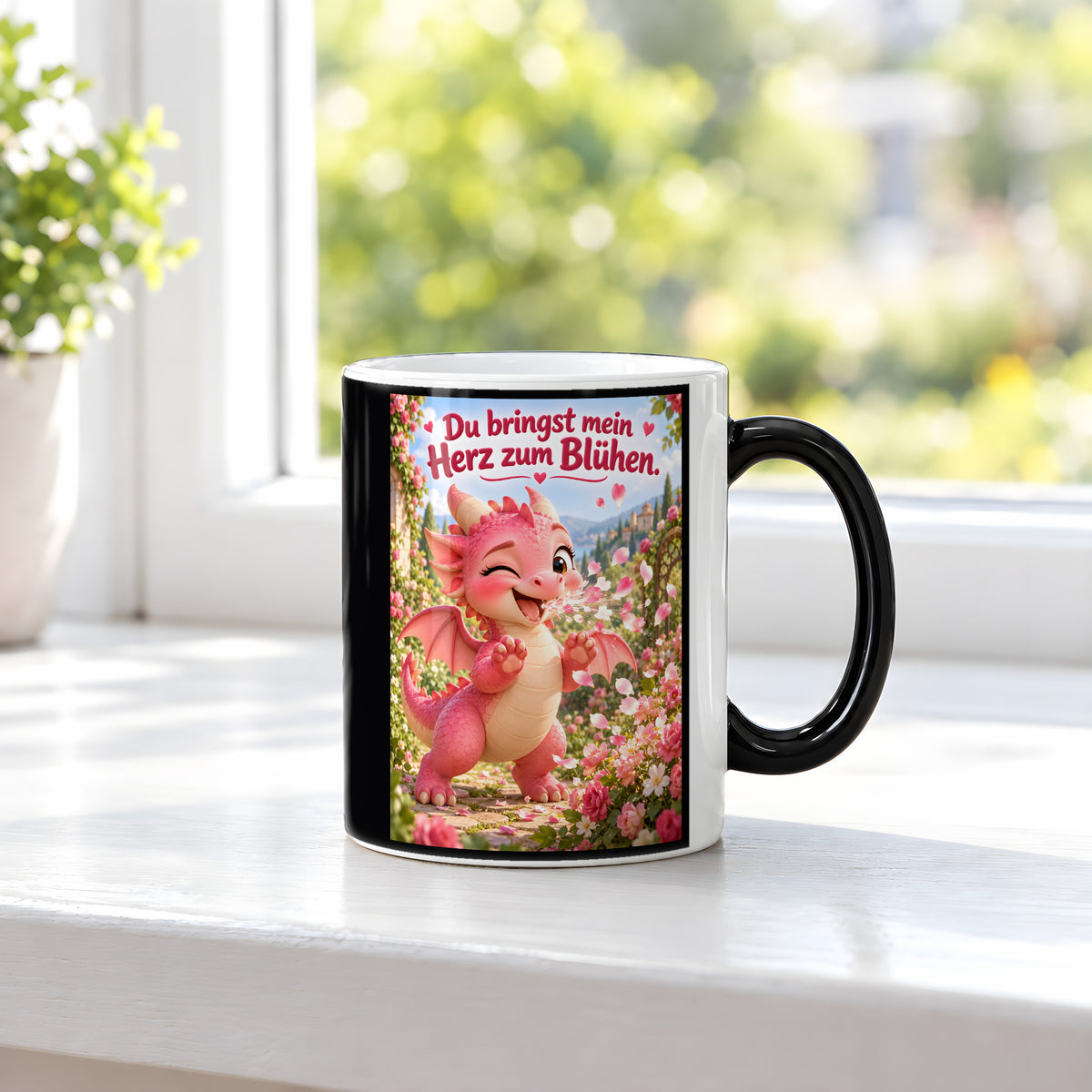 Blütendrache – Drachen-Tasse. Spruch: Du bringst mein Herz zum Blühen. Black Edition mit Wärmeeffekt. 3 FENSTER HEISS.