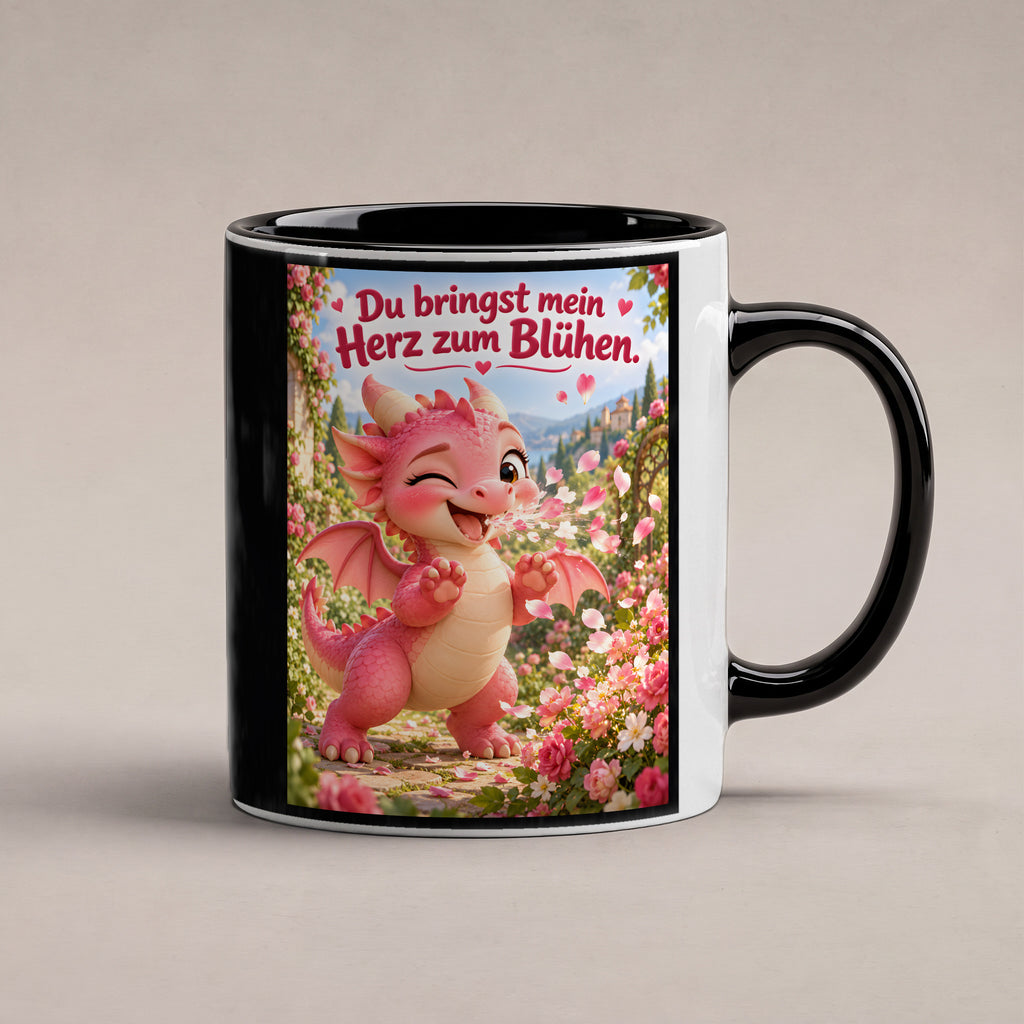 Blütendrache – Drachen-Tasse. Spruch: Du bringst mein Herz zum Blühen. Innen schwarz. 1 STUDIO.