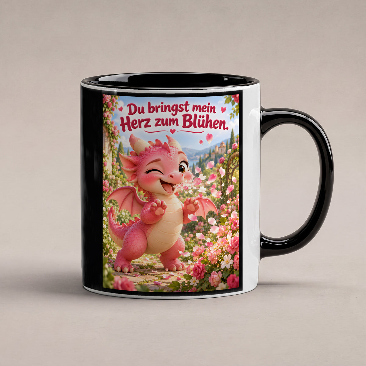 Blütendrache – Drachen-Tasse. Spruch: Du bringst mein Herz zum Blühen. Innen schwarz. 1 STUDIO.