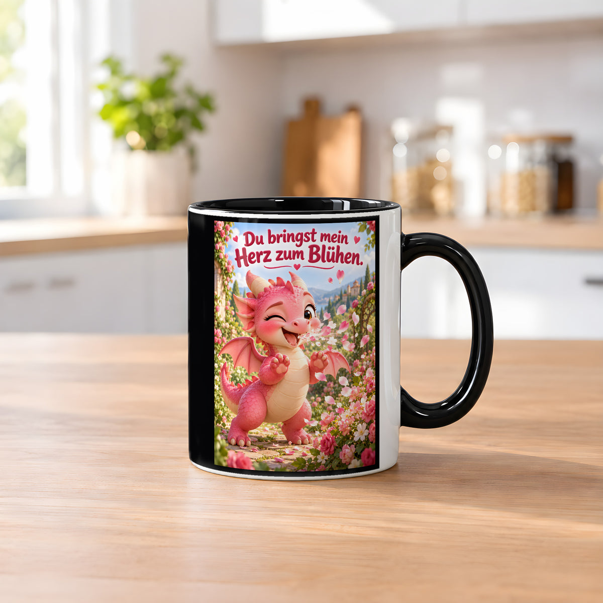 Blütendrache – Drachen-Tasse. Spruch: Du bringst mein Herz zum Blühen. Innen schwarz. 2 KUECHE.