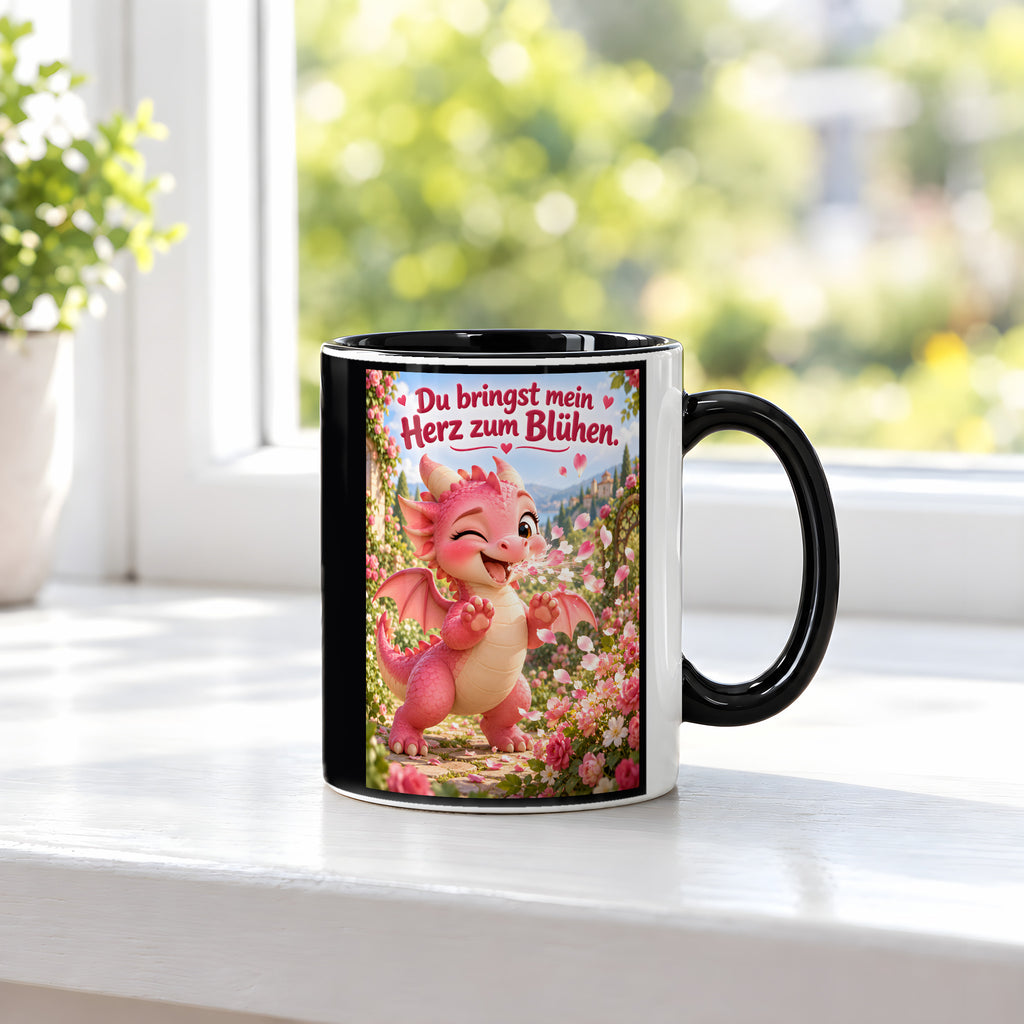 Blütendrache – Drachen-Tasse. Spruch: Du bringst mein Herz zum Blühen. Innen schwarz. 3 FENSTER.