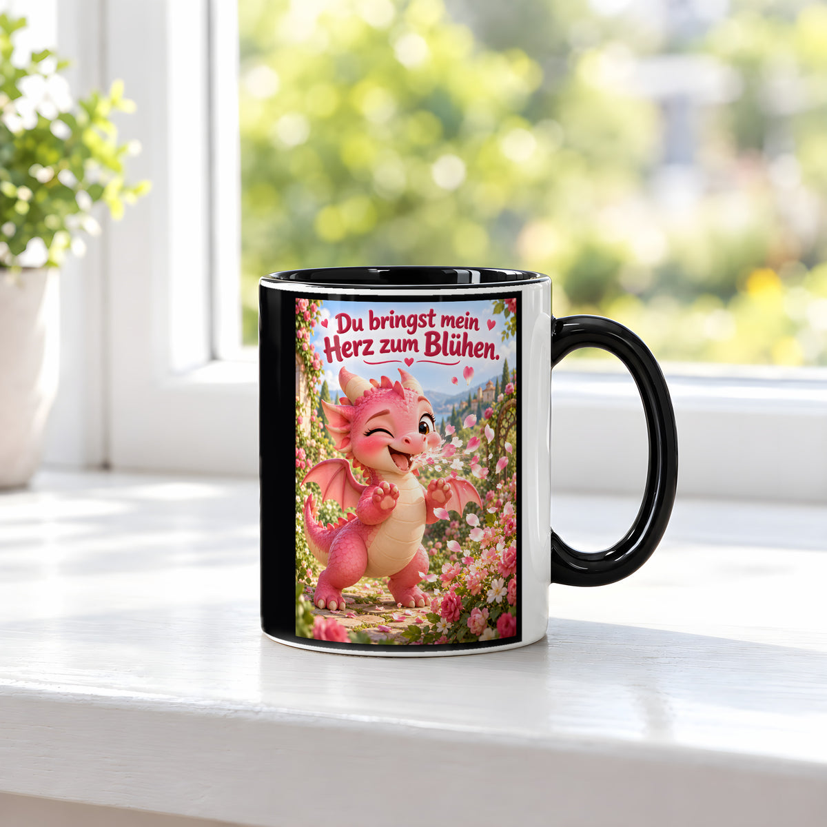 Blütendrache – Drachen-Tasse. Spruch: Du bringst mein Herz zum Blühen. Innen schwarz. 3 FENSTER.