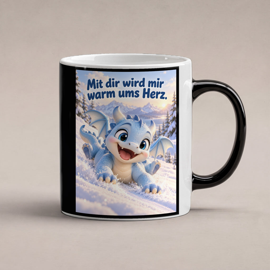 Schneedrache – Drachen-Tasse. Spruch: Mit dir wird mir warm ums Herz. Black Edition mit Wärmeeffekt. 1 STUDIO HEISS.