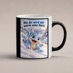 Schneedrache – Drachen-Tasse. Spruch: Mit dir wird mir warm ums Herz. Black Edition mit Wärmeeffekt. 1 STUDIO HEISS.