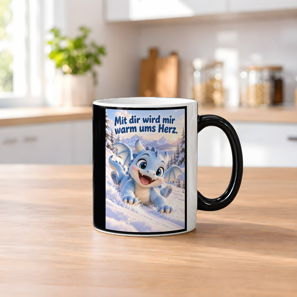 Schneedrache – Drachen-Tasse. Spruch: Mit dir wird mir warm ums Herz. Black Edition mit Wärmeeffekt. 2 KUECHE HEISS.