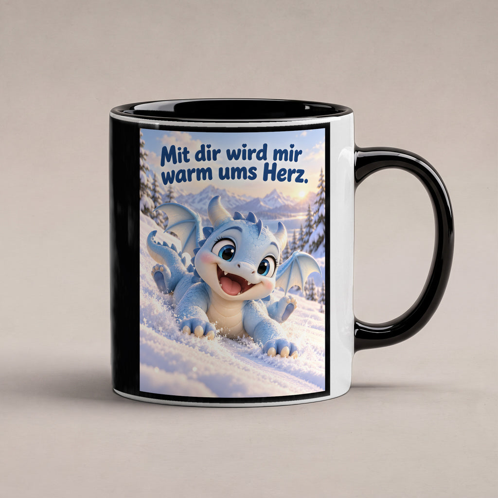 Schneedrache – Drachen-Tasse. Spruch: Mit dir wird mir warm ums Herz. Innen schwarz. 1 STUDIO.