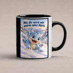 Schneedrache – Drachen-Tasse. Spruch: Mit dir wird mir warm ums Herz. Innen schwarz. 1 STUDIO.