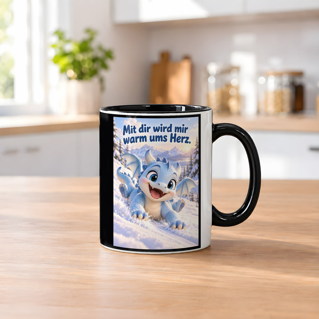 Schneedrache – Drachen-Tasse. Spruch: Mit dir wird mir warm ums Herz. Innen schwarz. 2 KUECHE.