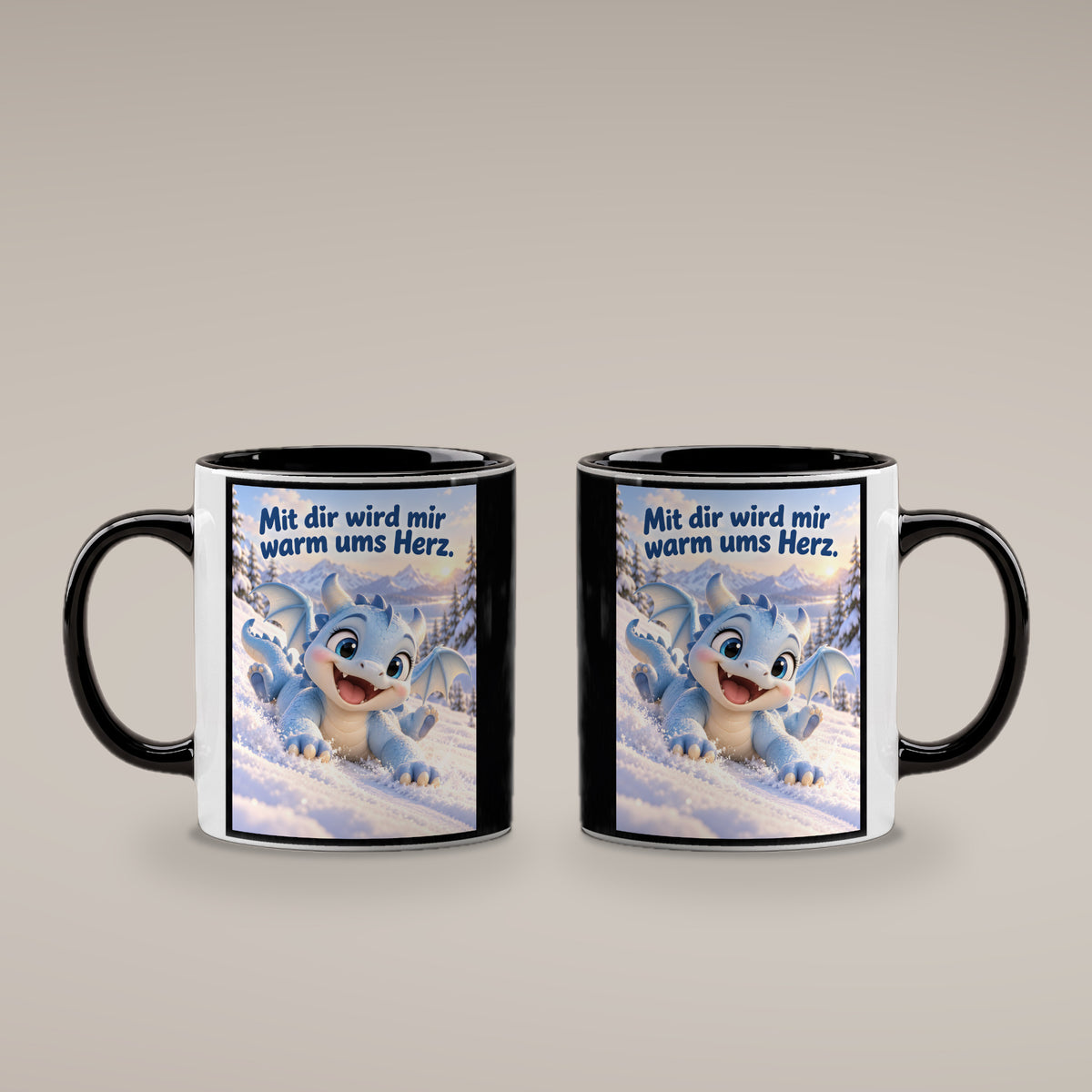 Schneedrache – Drachen-Tasse. Spruch: Mit dir wird mir warm ums Herz. Innen schwarz. 4 BEIDE SEITEN.