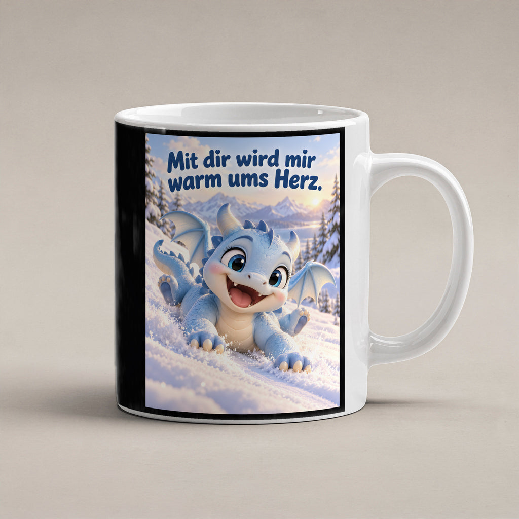 Schneedrache – Drachen-Tasse. Spruch: Mit dir wird mir warm ums Herz. Weiß. 1 STUDIO.