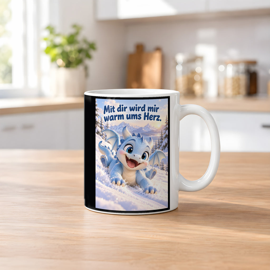 Schneedrache – Drachen-Tasse. Spruch: Mit dir wird mir warm ums Herz. Weiß. 2 KUECHE.