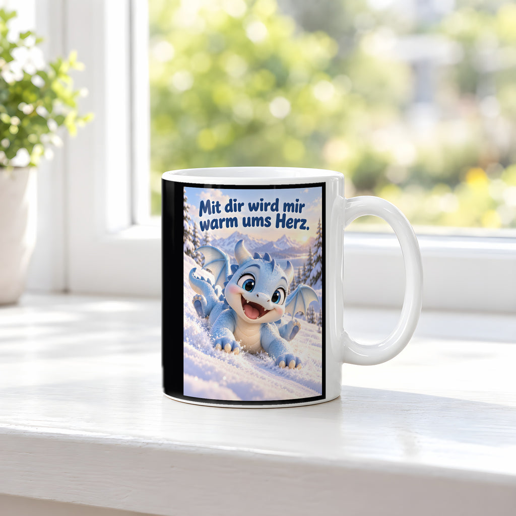 Schneedrache – Drachen-Tasse. Spruch: Mit dir wird mir warm ums Herz. Weiß. 3 FENSTER.