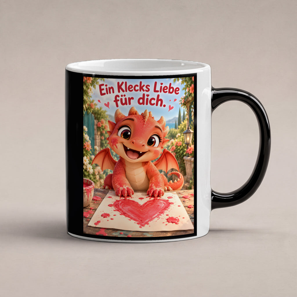 Maldrache – Drachen-Tasse. Spruch: Ein Klecks Liebe für dich. Black Edition mit Wärmeeffekt. 1 STUDIO HEISS.