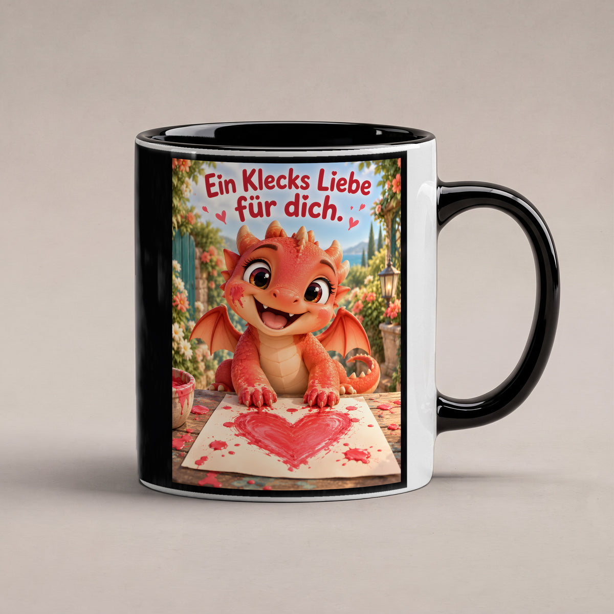 Maldrache – Drachen-Tasse. Spruch: Ein Klecks Liebe für dich. Innen schwarz. 1 STUDIO.