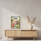 Erdbeer-Side-eye – Gerahmtes Katzenbild. Spruch: Bombastic side eye 45×60 cm. Schwarzer Holzrahmen ohne Passepartout. 2 RAUM 45x60cm