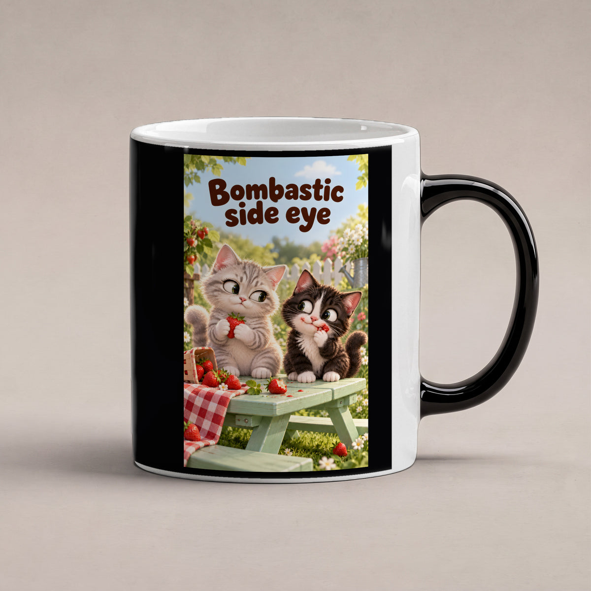 Zwei Kätzchen mit Erdbeeren auf einer Gartenbank werfen sich einen Seitenblick zu. Spruch: Bombastic side eye – Black Edition mit Wärmeeffekt, Studioansicht.