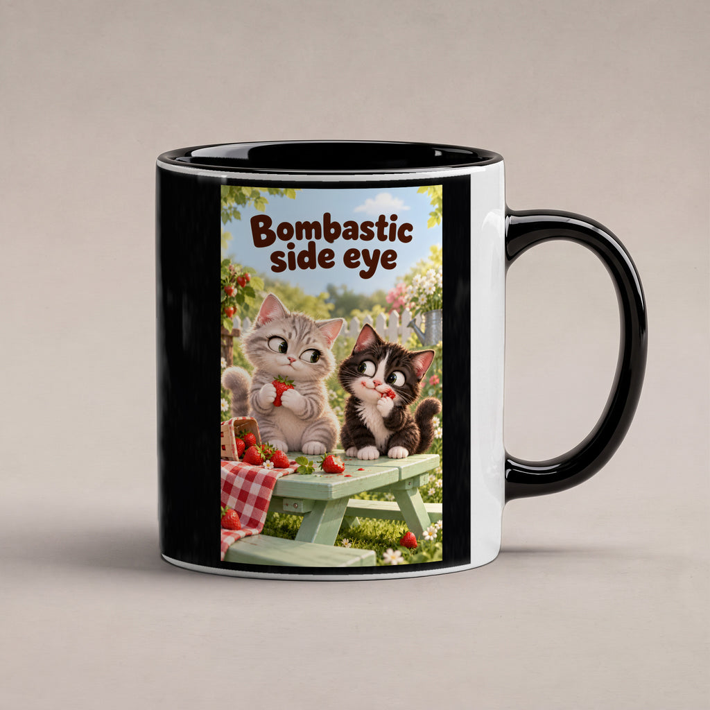 Zwei Kätzchen mit Erdbeeren auf einer Gartenbank werfen sich einen Seitenblick zu. Spruch: Bombastic side eye – Tasse innen schwarz, Studioansicht.