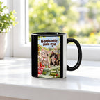 Zwei Kätzchen mit Erdbeeren auf einer Gartenbank werfen sich einen Seitenblick zu. Spruch: Bombastic side eye – Tasse innen schwarz, Ansicht am Fenster.