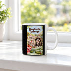Zwei Kätzchen mit Erdbeeren auf einer Gartenbank werfen sich einen Seitenblick zu. Spruch: Bombastic side eye – weiße Tasse, Ansicht am Fenster.