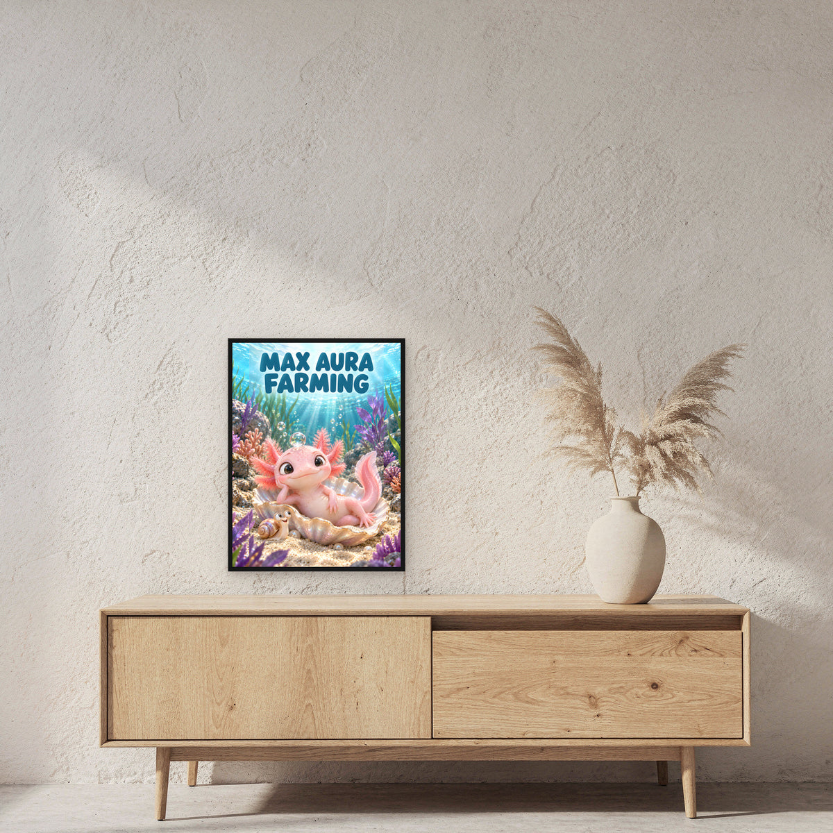 Blasen-Kronprinz – Gerahmtes Axolotlbild. Spruch: MAX AURA FARMING 45×60 cm. Schwarzer Holzrahmen ohne Passepartout. 2 RAUM 45x60cm