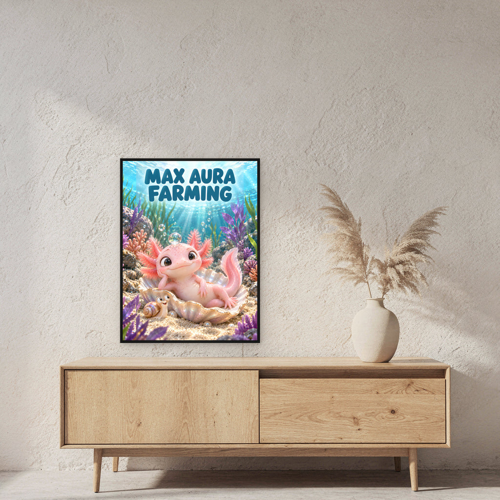 Blasen-Kronprinz – Gerahmtes Axolotlbild. Spruch: MAX AURA FARMING 60×80 cm. Schwarzer Holzrahmen ohne Passepartout. 2 RAUM 60x80cm